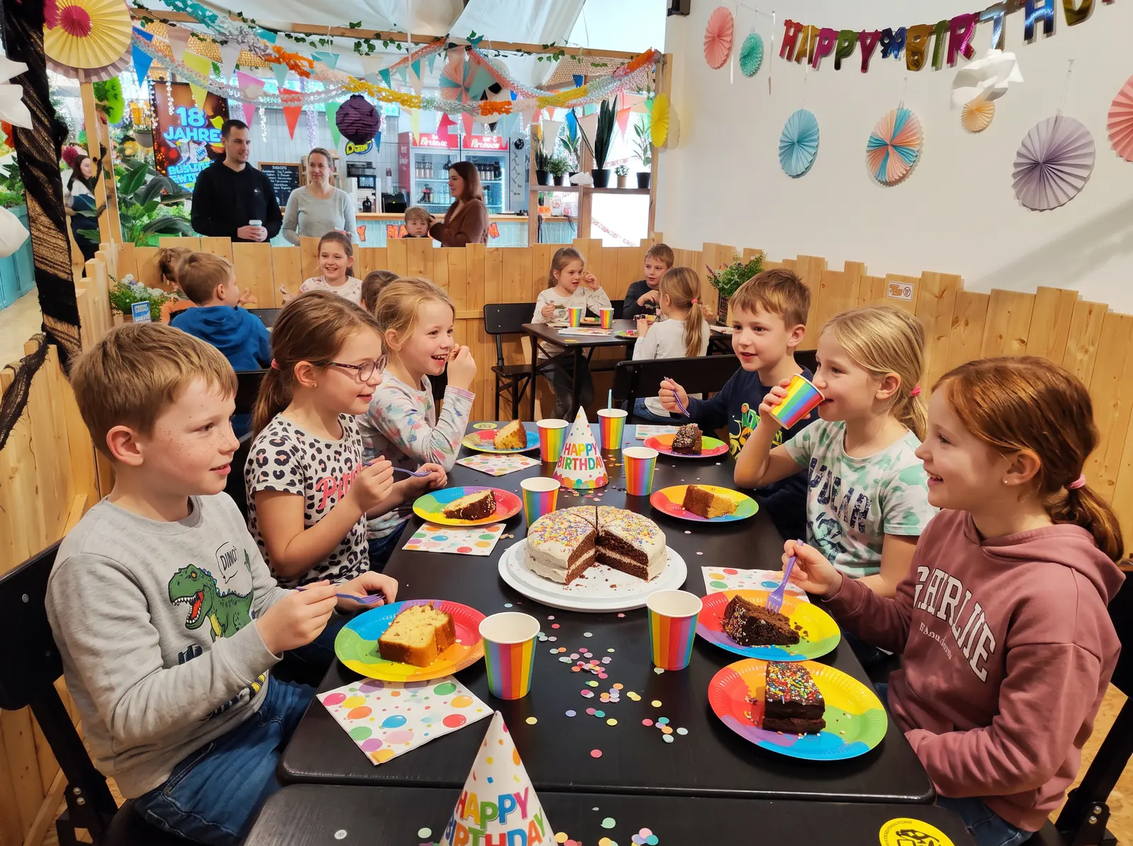 Kinder feiern am Geburtstagstisch